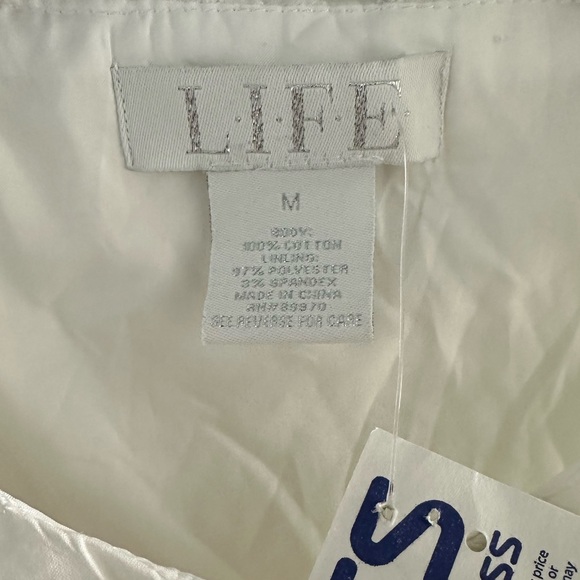 🌻 Sleeveless Embroidered Button-Up Blouse🌻 - Picture 2 of 7